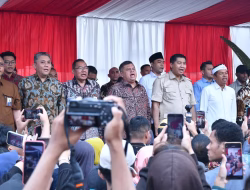 Komisioner BP Tapera Dampingi Menteri PKP dalam Kunjungan Program Bedah Rumah dan Gentengisasi di Purwakarta
