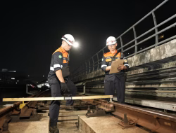 Di Balik Keselamatan dan Kelancaran Perjalanan, Petugas LRT Jabodebek Rutin Periksa dan Rawat Jalur